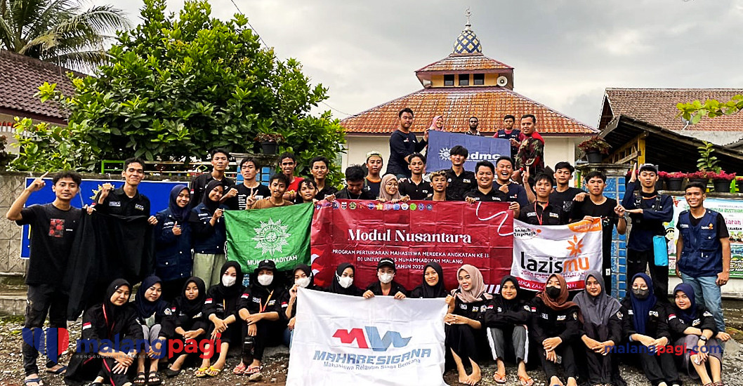 Mahasiswa Modul Nusantara Bantu Korban Banjir di Desa Lebakharjo