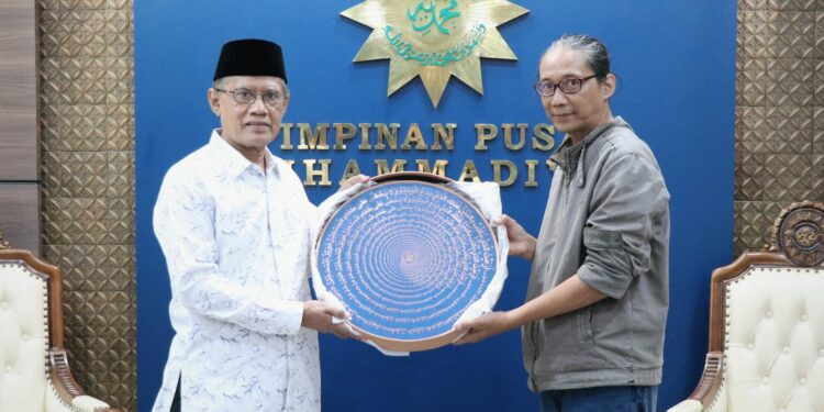 PP Muhammadiyah Terima Miniatur Kaligrafi Museum Muhammadiyah